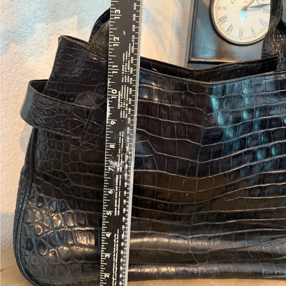 VEARI
	•	Style: Large black tote or shoulder bag - Picture 10 of 13